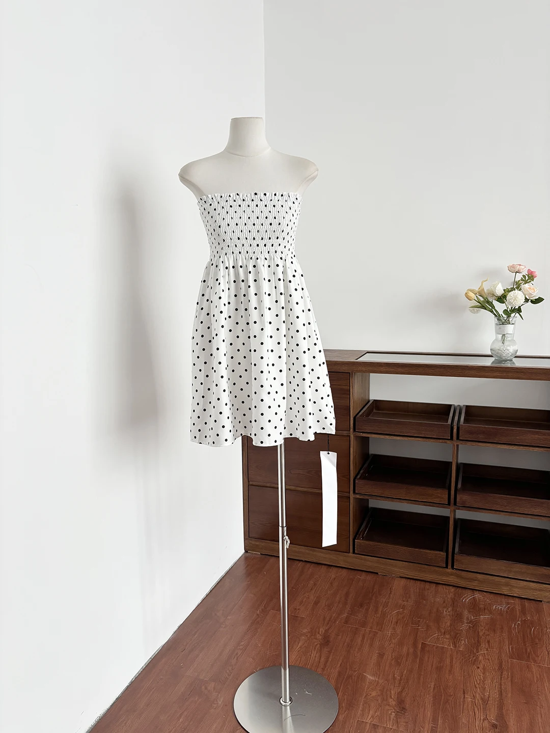 

Элегантное женское платье без бретелек в горошек, лето 2026, с утягивающим эффектом на талии, короткое, во французском стиле, из полиэстера