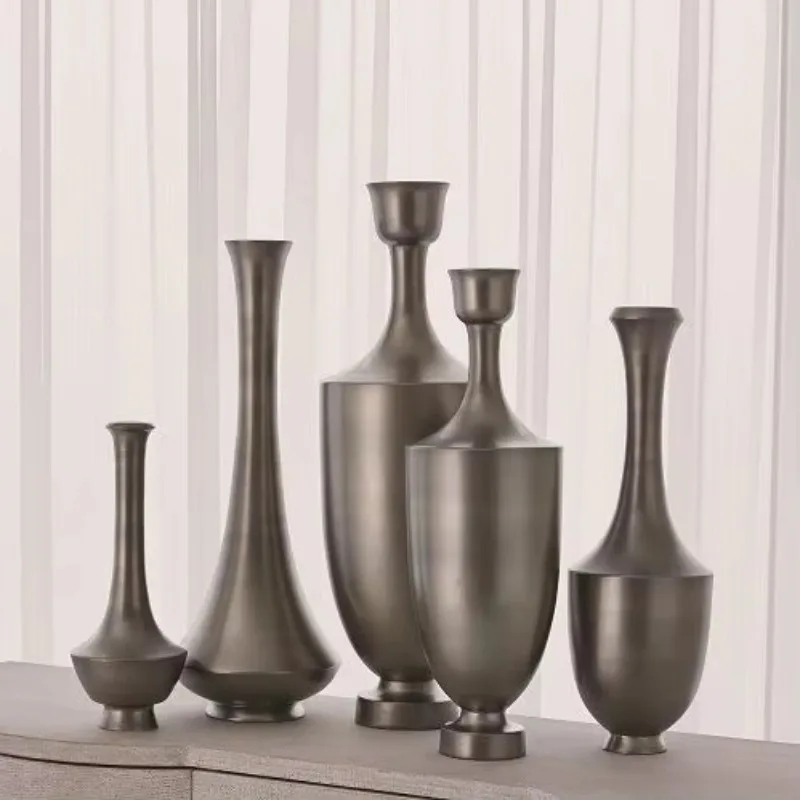 Vase de qualité assurée au design élégant, finition métallique, fabriqué à la main pour une utilisation décorative