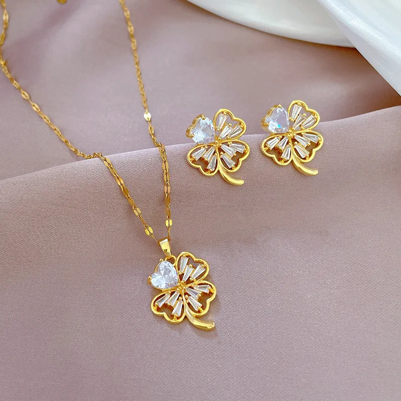 LUCKY99 Trendy Four Leaf Clover Pendant Necklaces For Women Personality Elegant Plant Flower Necklace Banquet Party Jewelry