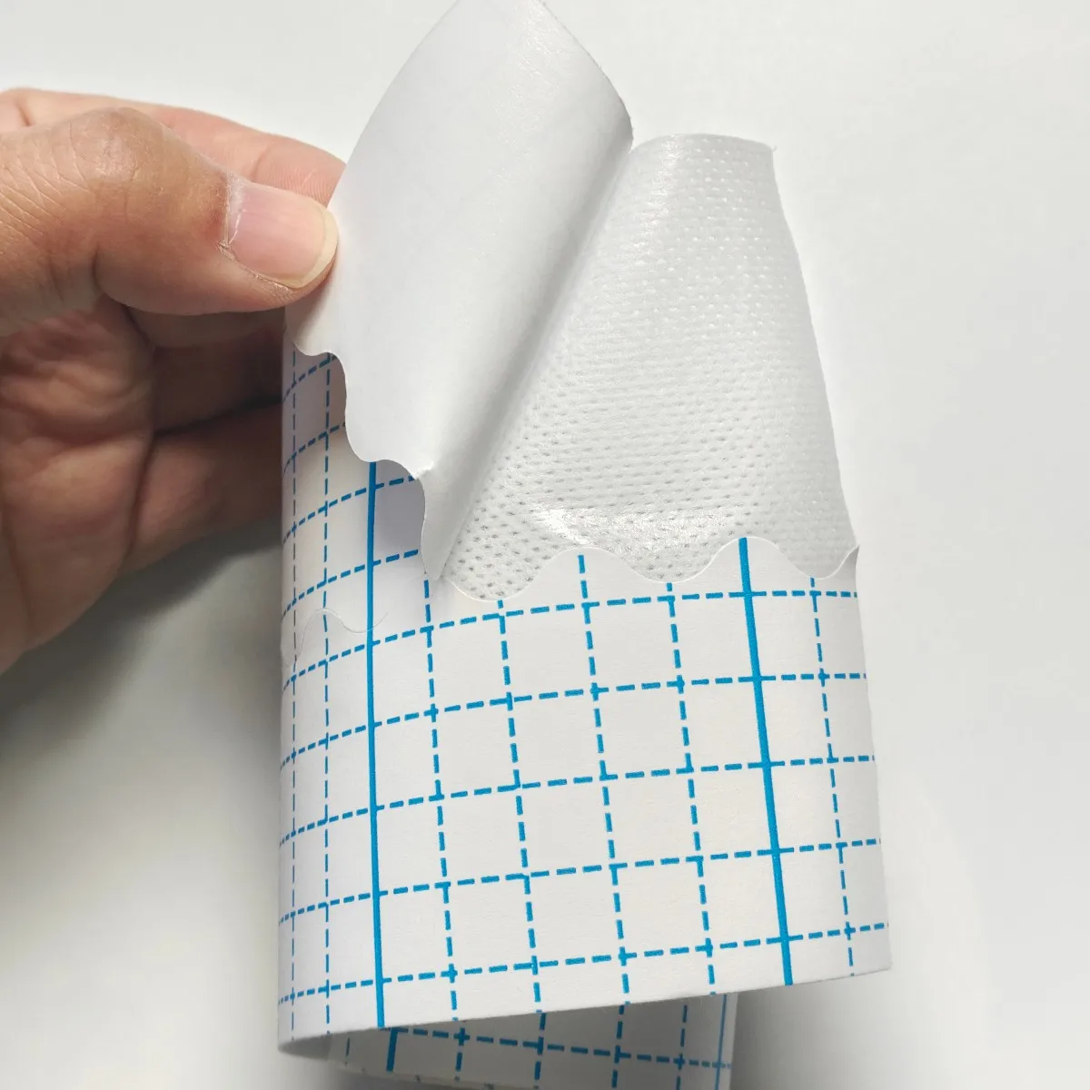 Mittelgroße Klebebandrolle, Selbstklebendes Band, Atmungsaktiver Vlies-Fixierverband, Pflasterartiger Verband – Detail 5