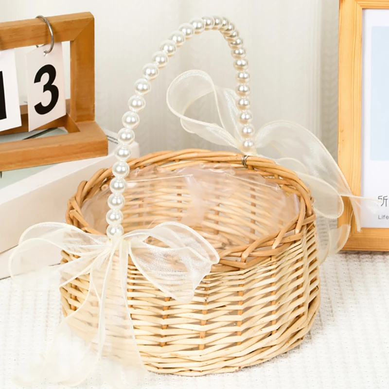 

1 шт. плетеная детская корзина с цветком из ротанга с жемчужной ручкой и бантом, ручная плетеная пасхальная корзина, плетеная корзина для свадьбы