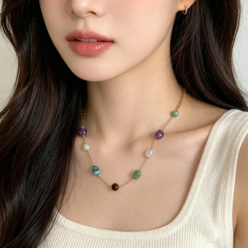 Goldfarbene Edelstahlkette, bunter, unregelmäßiger Naturstein-Anhänger, Halskette für Damen, Schmuck, Schlüsselbeinkette, Accessoire – Detail 5