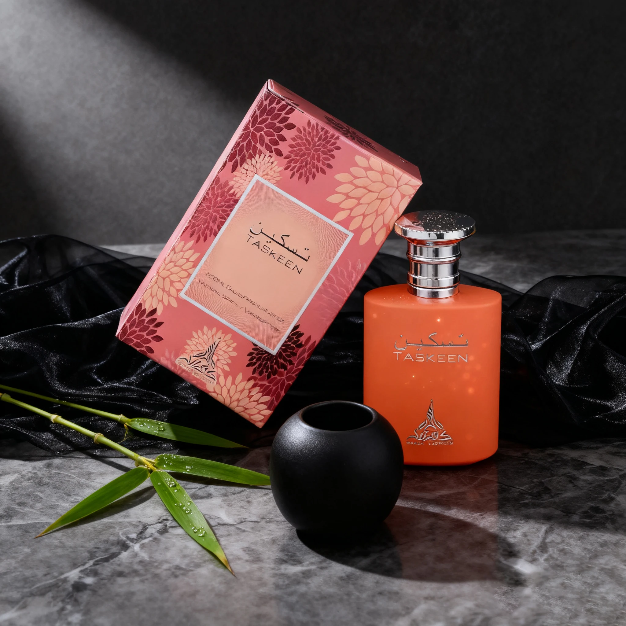 رذاذ عطر Taskeen 3.38oz جسم زجاجة برتقالية بلوري، غطاء زجاجة فضي، جو بسيط، عطر نسائي يدوم طويلاً