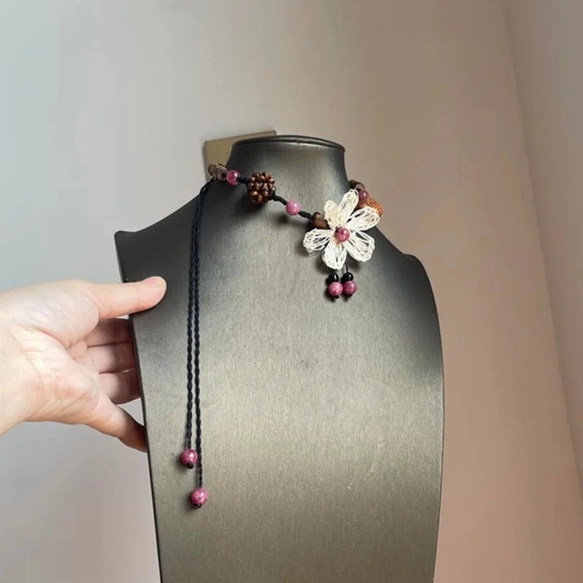 Ethnische handgewebte Strohblumen-Anhängerkette für Frauen, rosa Naturstein, Holzperlen, lange Kette, Pulloverkette, Boho-Schmuck – Detail 25