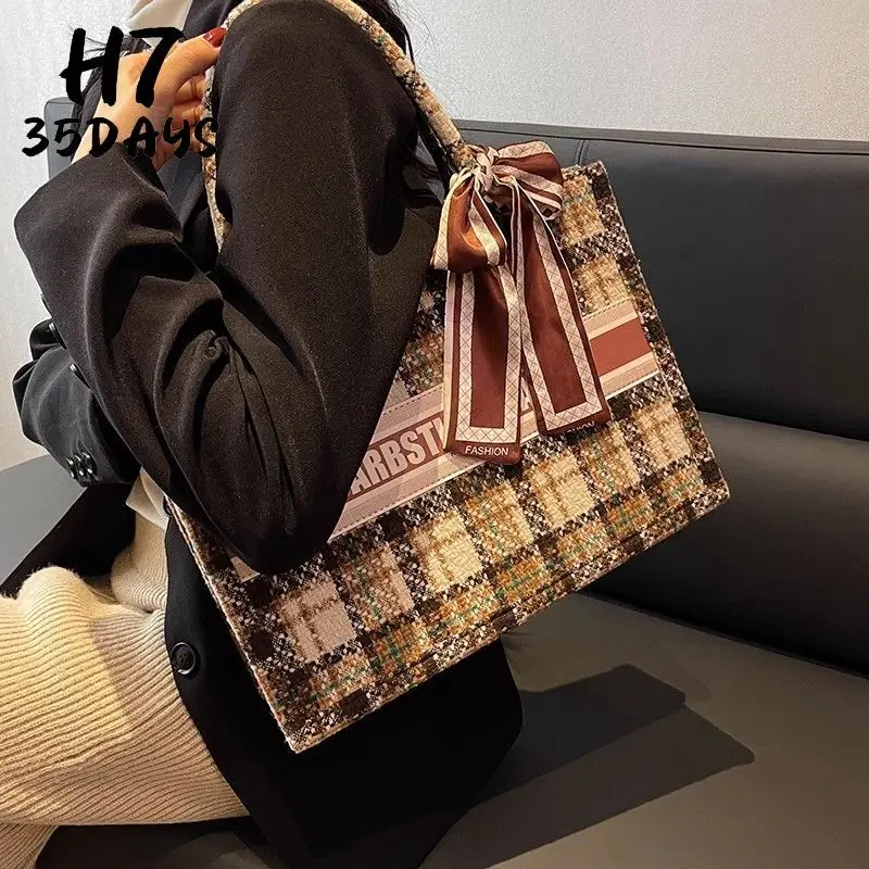 Advanced Feeling Bag for Women Large Capacity New Trendy Fashion Cloth Bag Checkered Shoulder Handheld Commuter Tote Bag