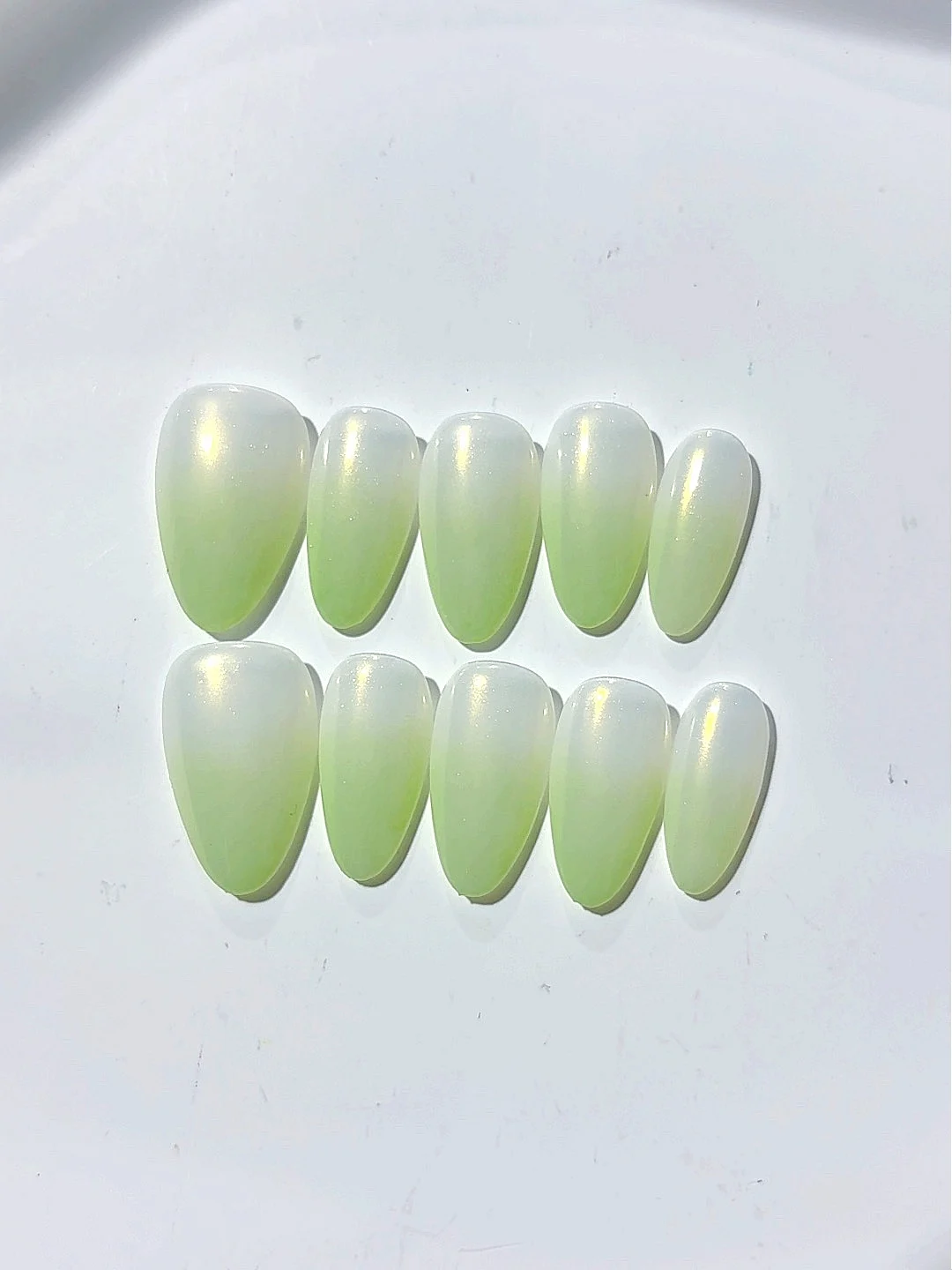 

Gradient Light Green Casual Nail Art Fashion Wearable Manicure (L120)