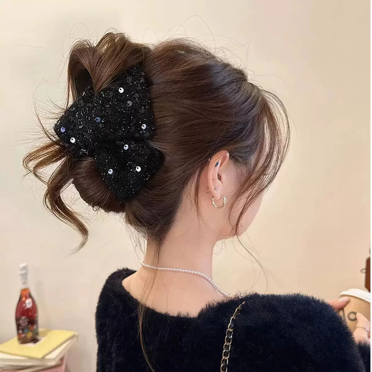Stilvolle und elegante schwarze Haarspange mit Pailletten in Dreiecksform – perfekt für halb hochgesteckte Duttfrisuren und locker sitzende Pferdeschwänze – Detail 4