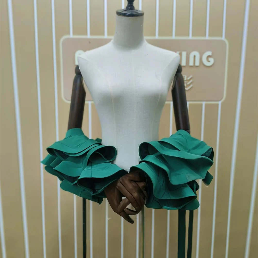 Dansarmdecoratie zwart podium nieuwe nationale standaard blauw rood grote drijvende mouw ballroomdans geel visgraat groot kant