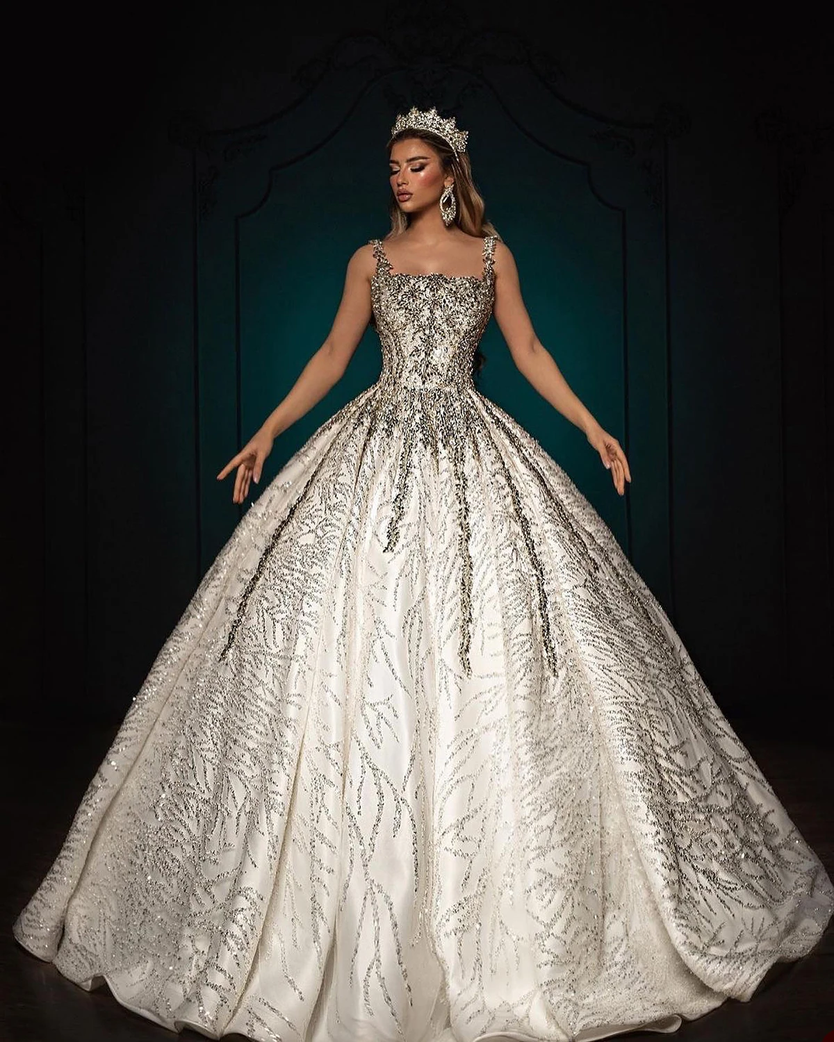 Glamorous Ball Gown Wedding Dresses Spaghetti Square Neck Beads Shining Appliques Pleats Floor Length Customized Robe De Mariée