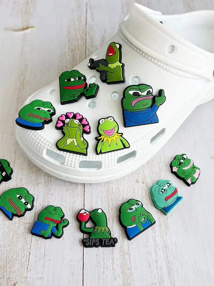 1-20 pièces Breloques pour chaussures en PVC motif grenouille triste, style dessin animé, pour la décoration de sabots et sandales, accessoires DIY pour chaussures de jardin, cadeaux pour amis