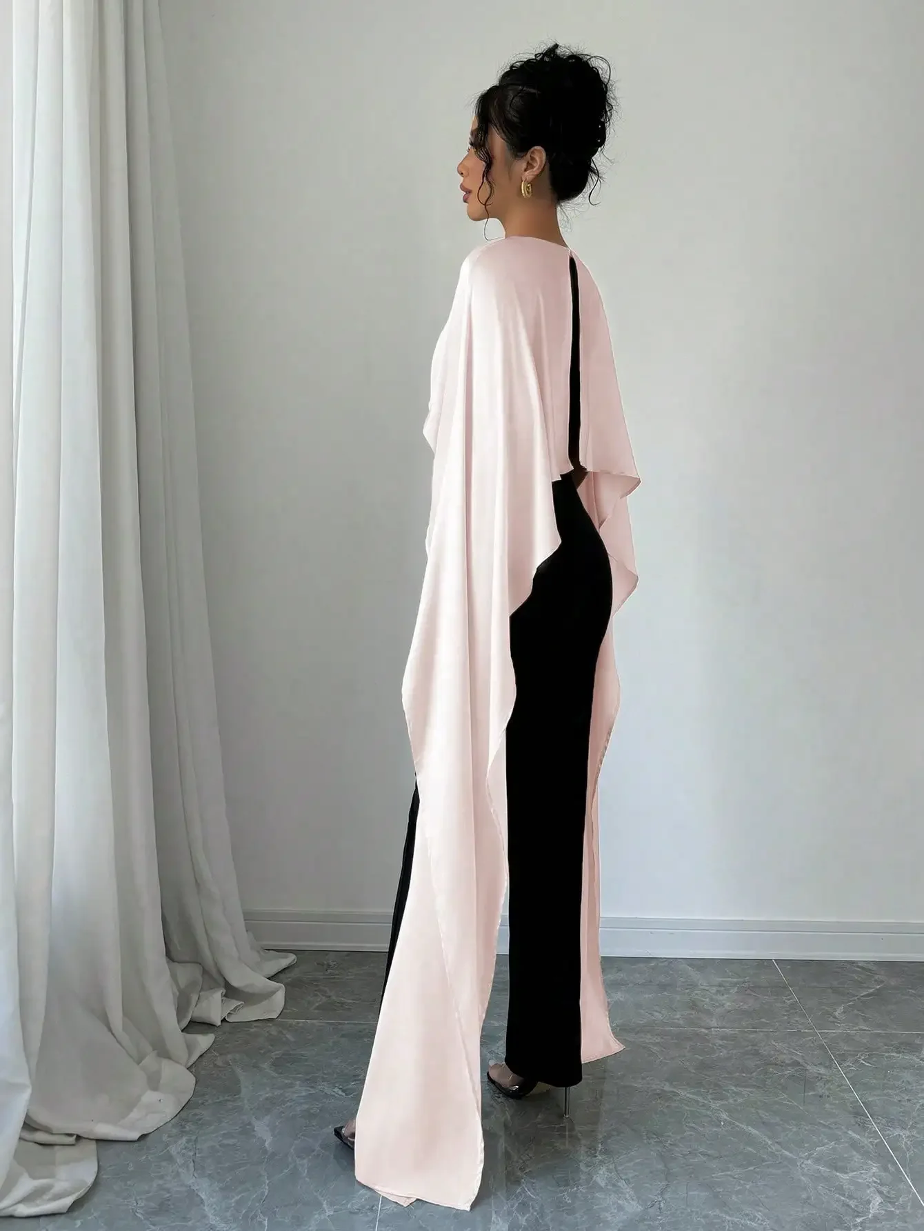 Bella mantello finto in due pezzi alla moda, tessuto attillato impiombato ​ ​ Salto da donna autunno e inverno con collo rotondo e spacco in colore a contrasto
