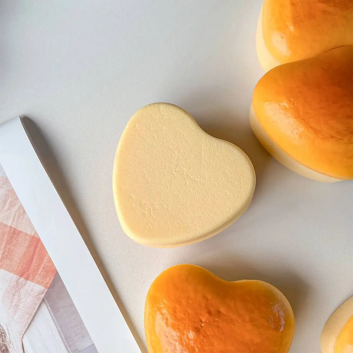 

3Pcs Realistic Artificial Simulation Heart Bread Cheese Cake Fake Food Model Creative Soft Rebound Toys Wedding Decor