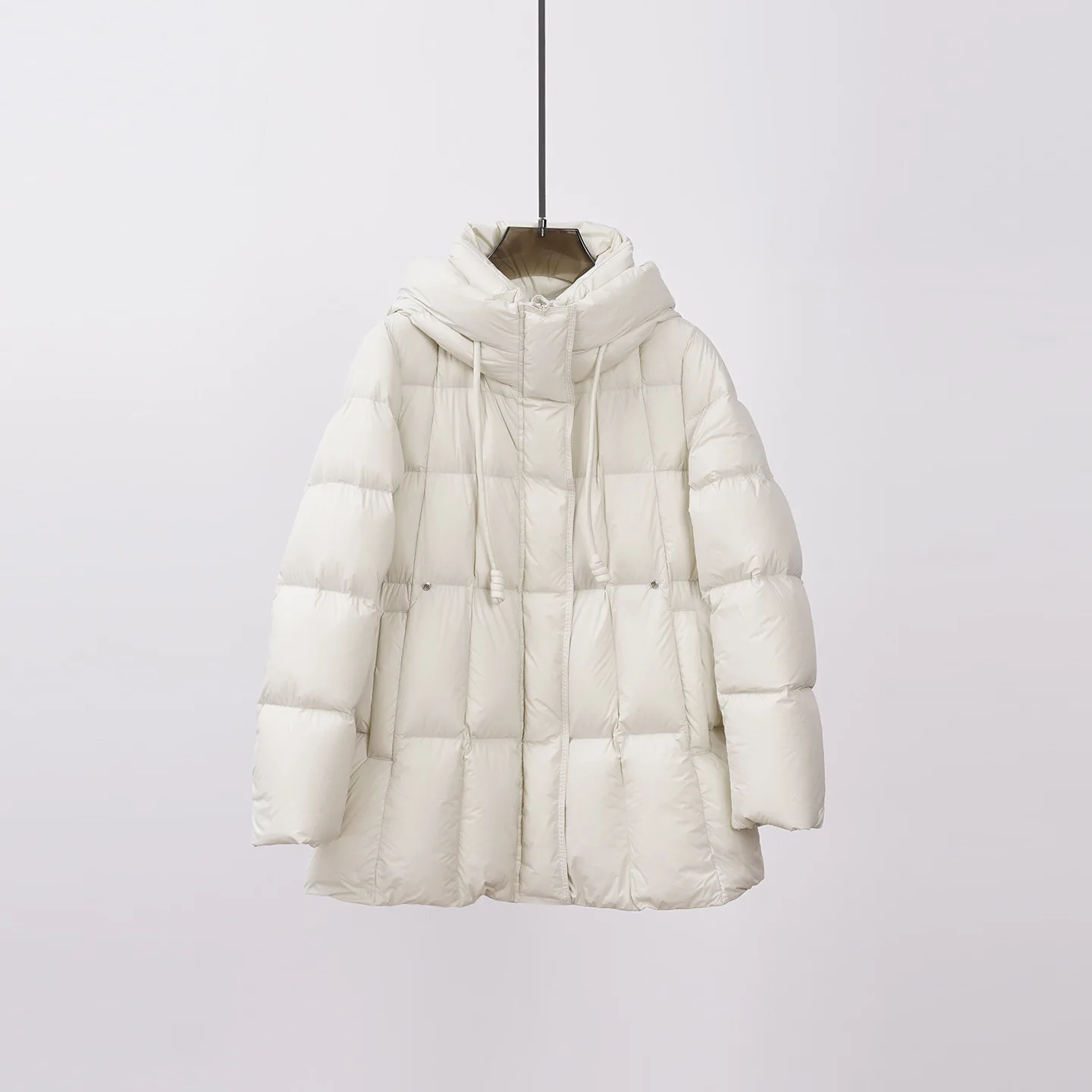 Moda autunno/inverno: piumino d'oca di media lunghezza aderente in vita con cappuccio leggero e non volto al 95% in piuma d'oca bianca per le donne