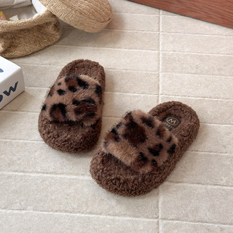 Scarpe da ragazza alla moda 2025 Pantofole per bambini nuove invernali Suola spessa antiscivolo Pantofole in cotone personalizzate per ragazze Scarpe da casa per bambini semplici