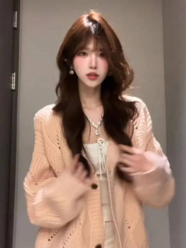 

Французский свободный вязаный свитер с V-образным вырезом, красивый, мягкий, нежный, повседневный, зимний, 2025, женский, длинный, на пуговицах