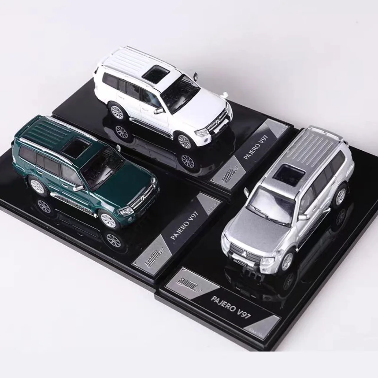 

Литой под давлением Shadow Pro, масштаб 1:64, Mitsubishi Pajero V97, внедорожная модель автомобиля из сплава, Коллекционная игрушка, подарок, сувенир, украшение для дисплея