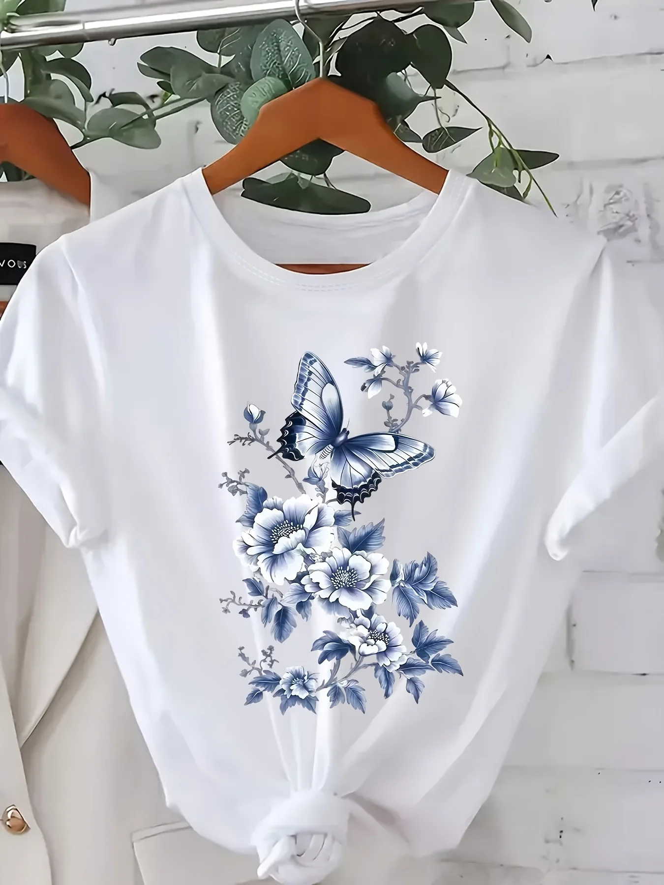 Women's Floral Print T-Shirt, Round Neck Casual Short-Sleeved Top, Featuring Blue Floral and Butterfly Design, Suitable for Daily and Formal Occasions, Versatile Clothing, Retro Fashion, Machine Washable