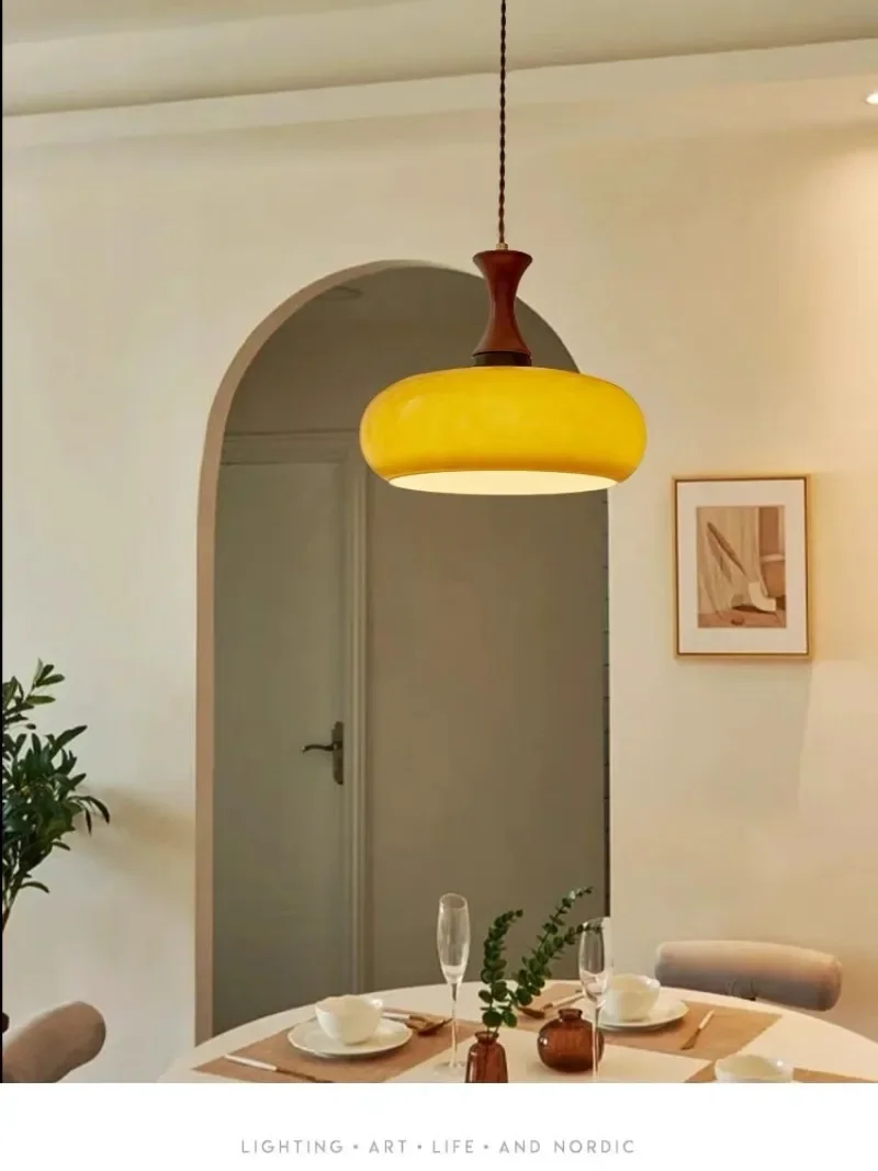 ร้านอาหารสไตล์วินเทจยุคกลาง, โคมไฟระย้ารูปผลพลับสำหรับบาร์, สไตล์เรโทรญี่ปุ่นแบบบาวเฮาส์, โคมไฟกระจกหน้าต่างระเบียง, โคมไฟทางเดิน