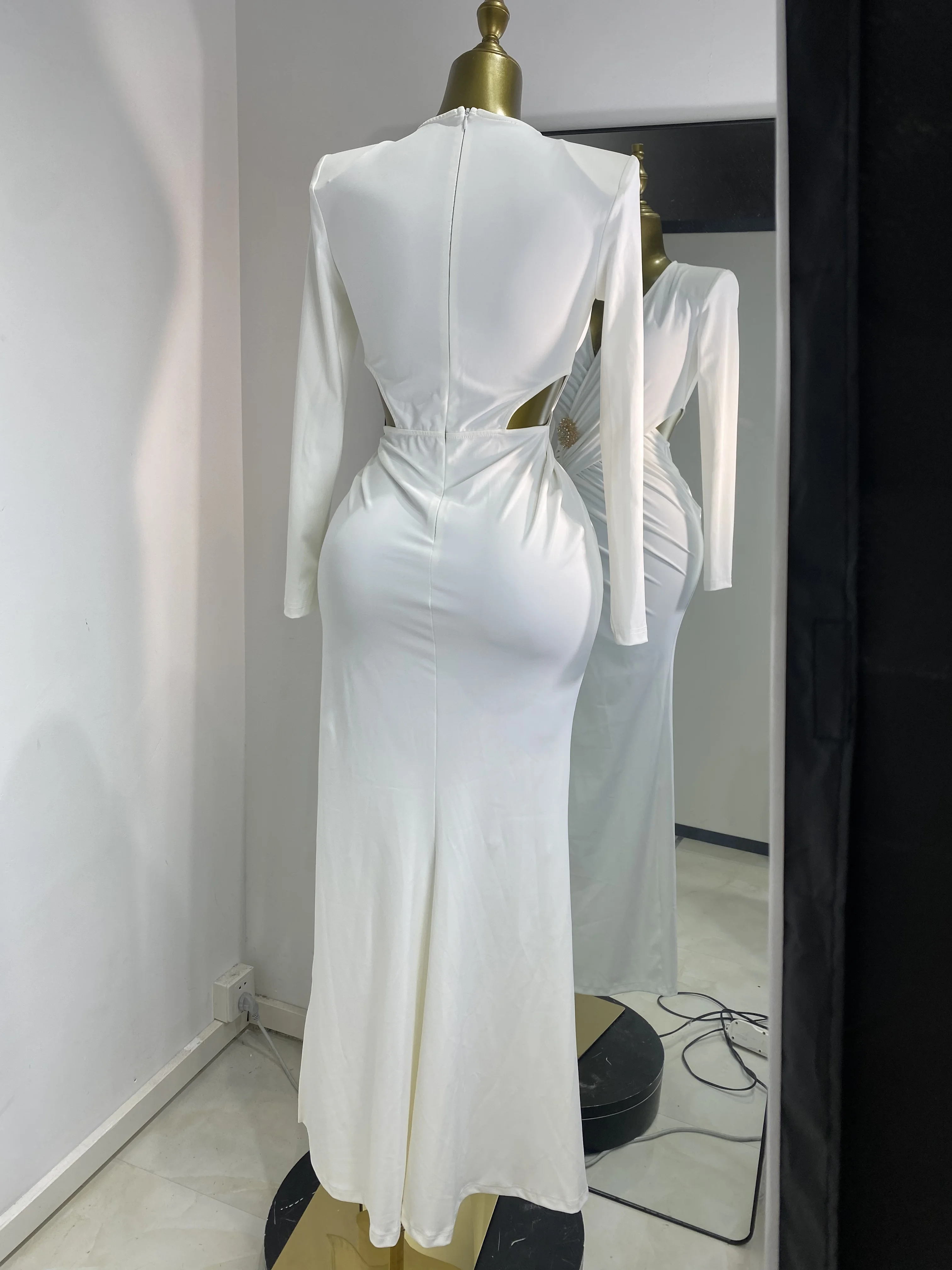 หรูหราชุดราตรีผู้หญิงแขนยาวสีขาว V คอตัดเพชรหัวเข็มขัด Maxi ยาวนุ่มสบายชุดราตรีชุดชื่อเสียง