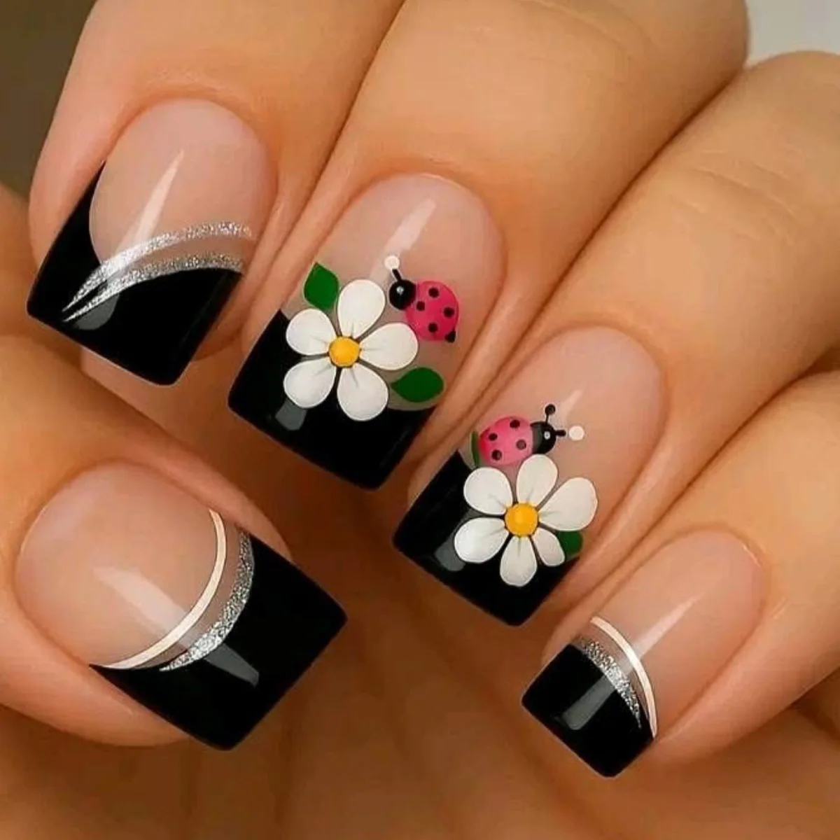 Mittlere künstliche Nägel für Frauen und Mädchen, französische Streifen, schwarz, weiß, rosa, quadratische Spitzen mit Blumen für Frühling und Sommer, zum Aufdrücken falscher Nägel