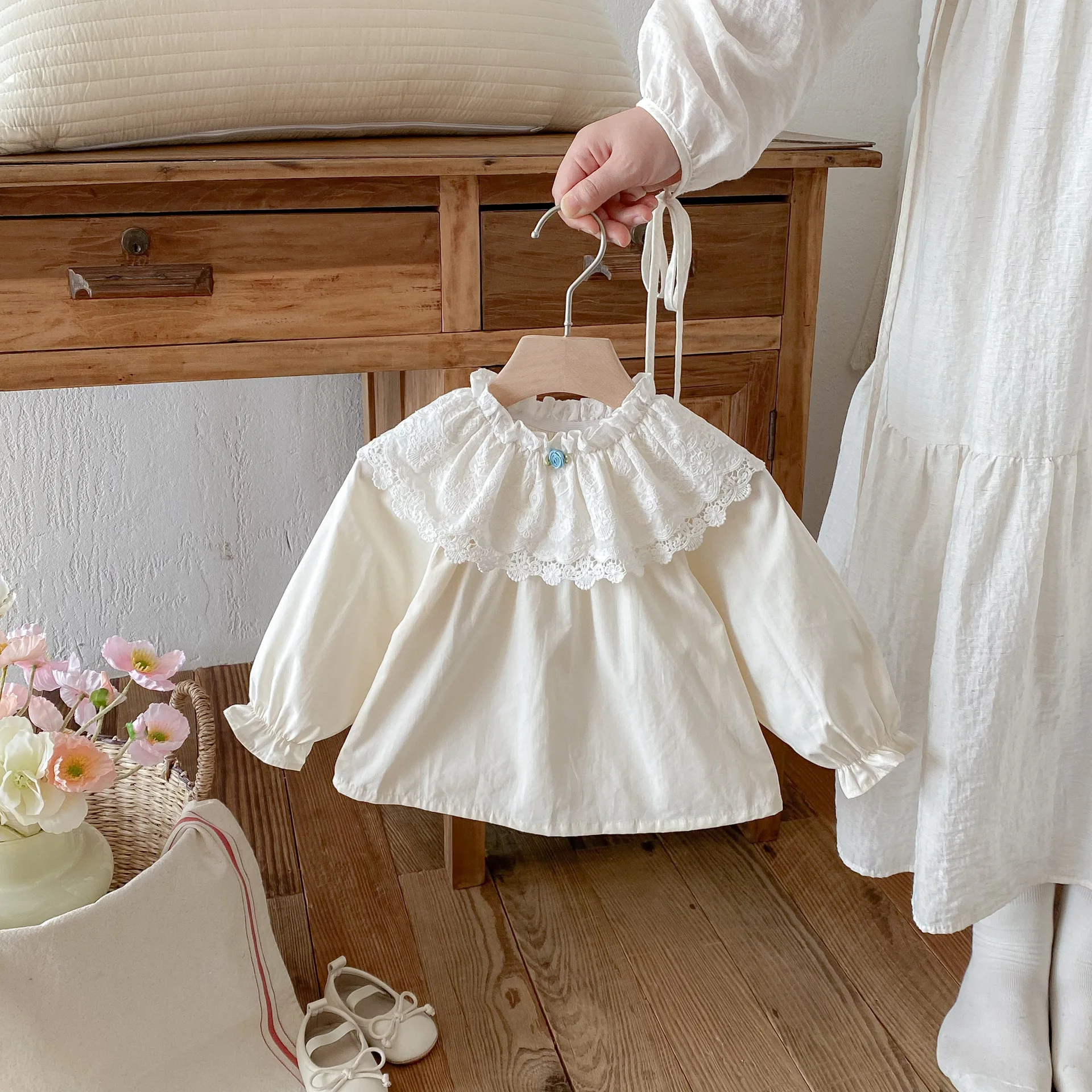 ‌ بلوزة قطنية للفتيات لخريف 2025 مع ياقة بيتر بان من الدانتيل للأطفال الصغار من عمر 1 إلى 8 سنوات قميص مكشكش مزهّر عتيق للأطفال الصغار