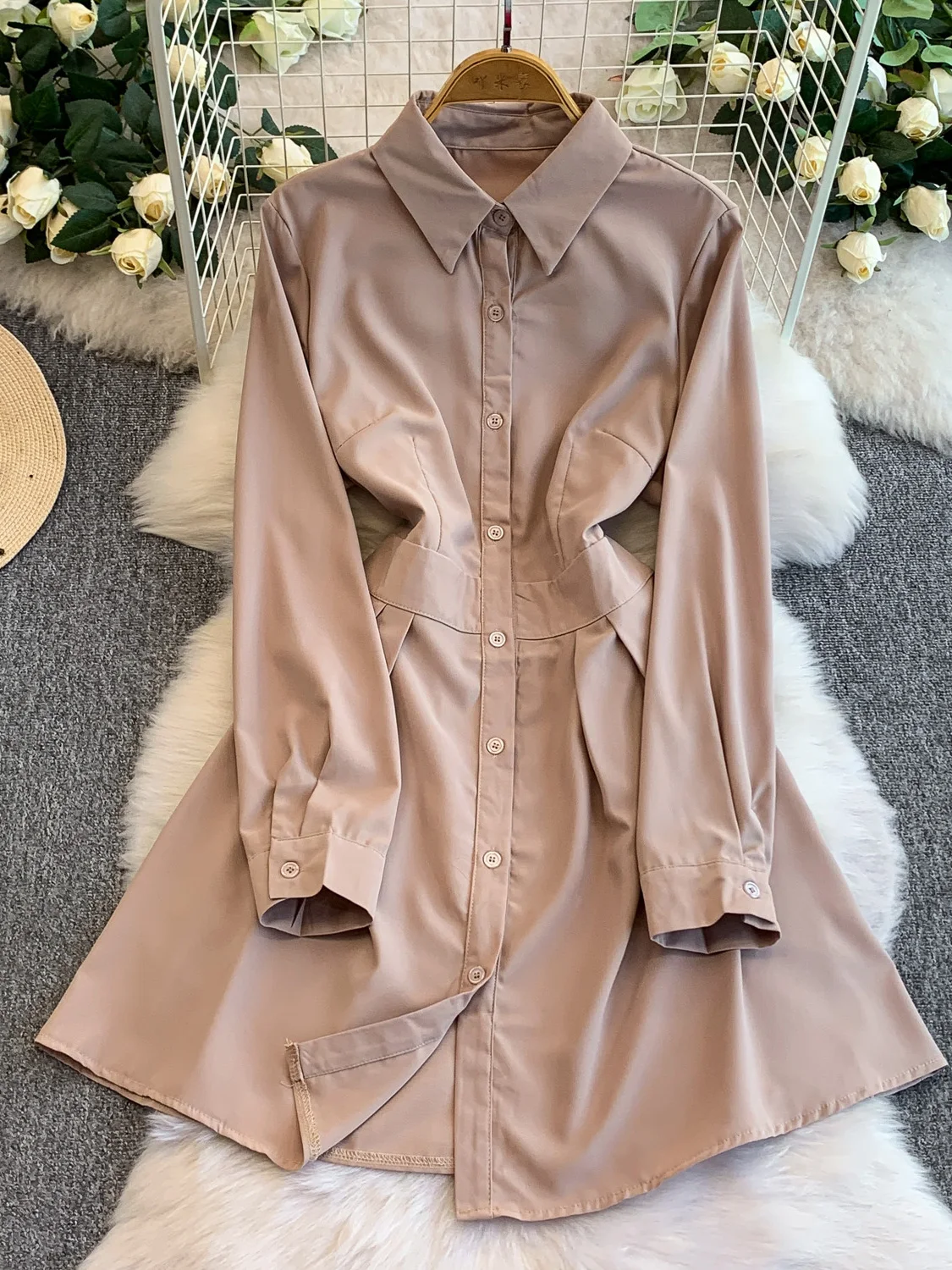 กระโปรงทรงเอไลน์เอวยางยืดความยาวปานกลางสำหรับผู้หญิง รุ่นใหม่ปี 2025 ผ้าซาติน กระดุมเดี่ยว ปิดด้วยกระดุมเดียว