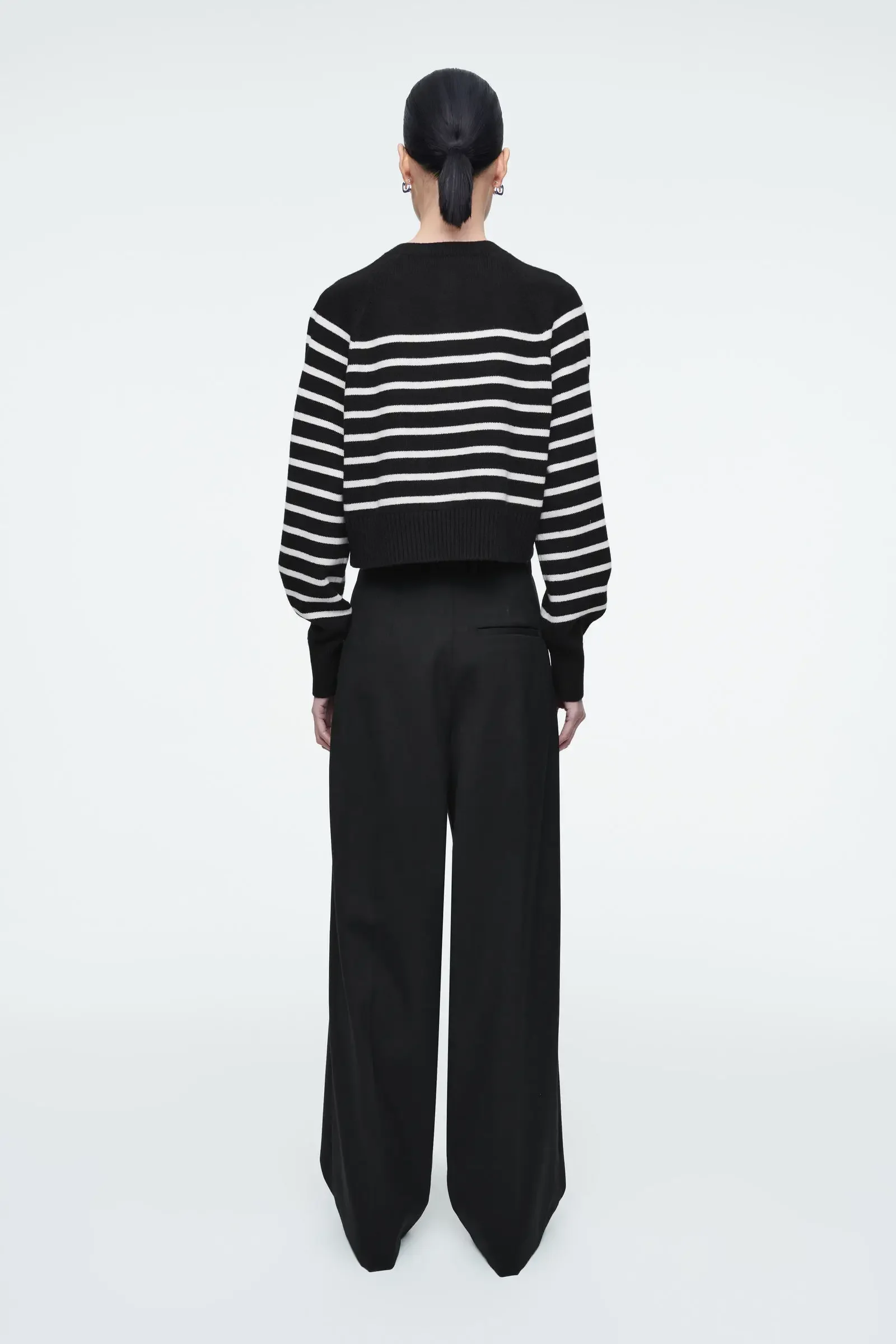 Kostum Ethereal 2025 gaya baru musim dingin untuk wanita, cardigan pendek berkerah bulat versi standar kasual.