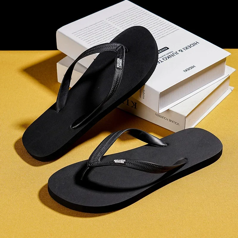 Chanclas para hombre 2025, novedad de verano, zapatos de playa informales y versátiles con Clip dedos, prendas de vestir exteriores a la moda, zapatillas frescas antideslizantes