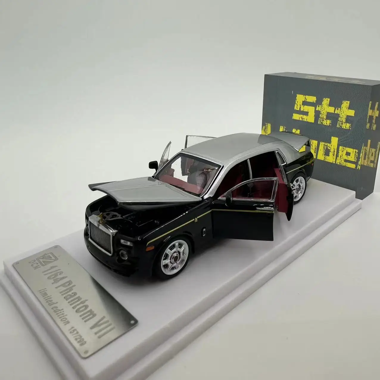 DCM 1:64 Royce Phantom BlackSilver /Dragon of Year Edition Diecast Model Car