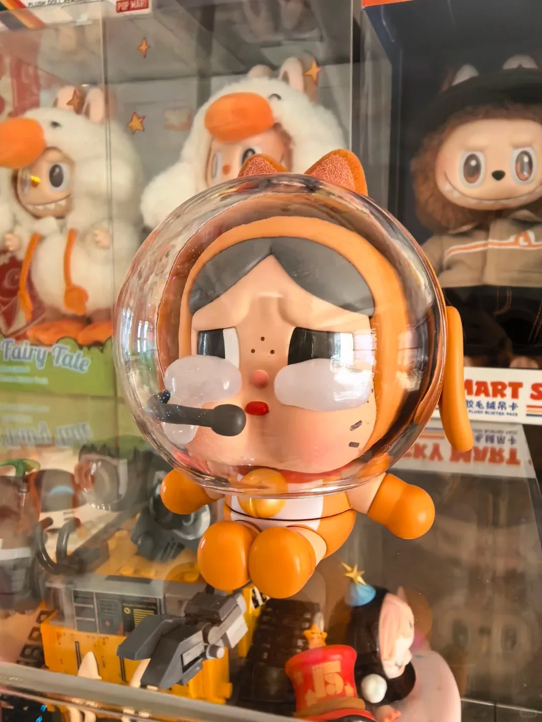 POPMART الأصلي حقيقية Crybaby رائد الفضاء القط تمثال دمية برتقالية لعبة رائعة هدية عيد الميلاد في الأوراق المالية