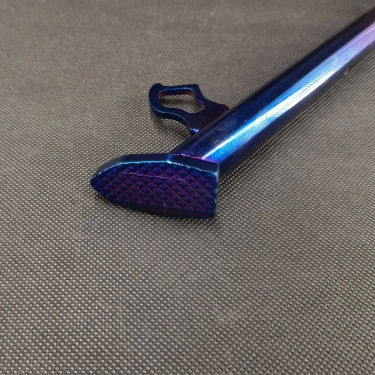 Elektromotorrad, modifiziert mit Titan-Seitenständern