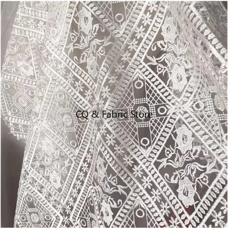 Tkanina koronkowa z haftem o geometrycznym wzorze, dodatki do sukni ślubnej, tkanina od projektanta.