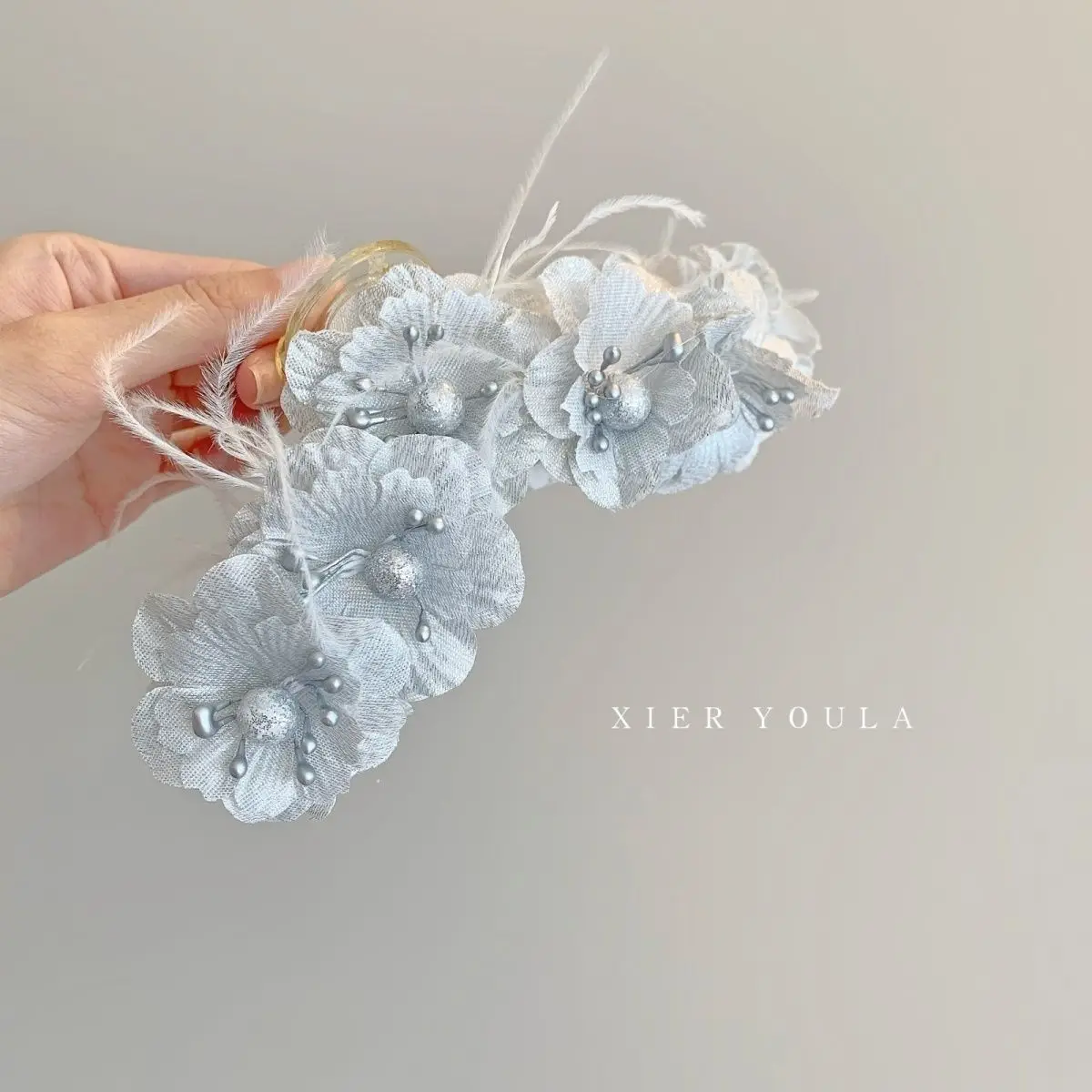 

Fairy Feather Camellia Clip Elegant Hair Claw for Women Large Pearl Flower Clamp for Thick Hair Bridal Hair Accessories