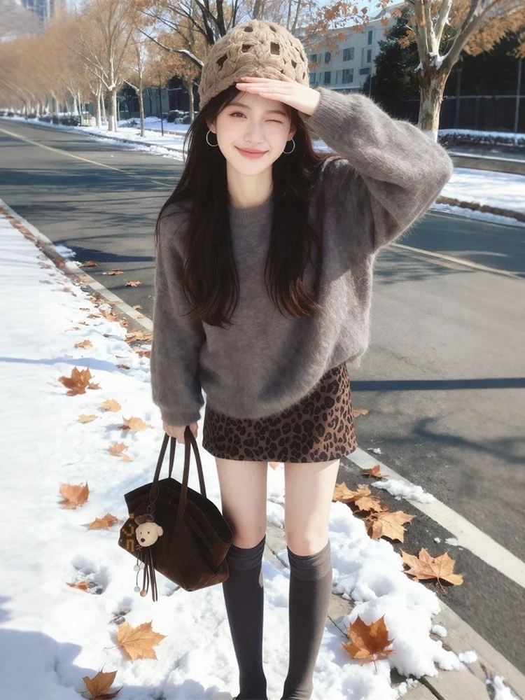 Luźna odzież dzianinowa damska na jesień i zimę, ciepła, brązowa, codzienna, wygodna, oddychająca, z miękkiego materiału, idealna do dojazdów do pracy.