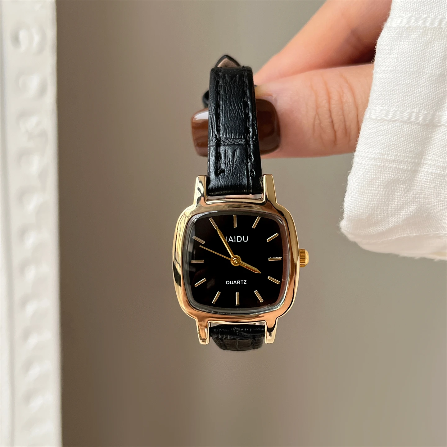 

Stylish And Casual SquareShaped Watch WithThin StrapExuding A Sophisticated And Trendy Preppy VibeA Perfect Accessory For Women.