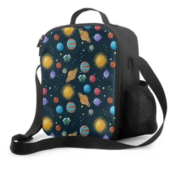 Borsa per il pranzo isolata con pianeti colorati nella galassia universo per la scuola, picnic, viaggi, spazio profondo esterno, borsa termica per bambini