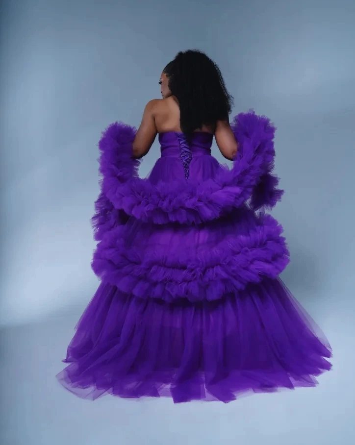 Nuevo vestido largo elegante, vestidos largos morados para fiesta de graduación con hombros descubiertos, vestido de tul esponjoso hecho a medida, vestido de lujo con cuello en V y volantes escalonados