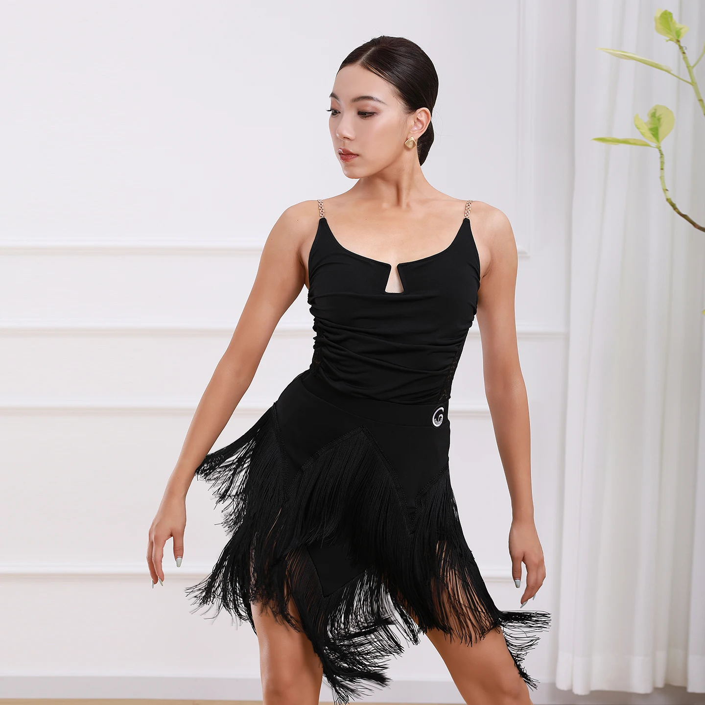 

Костюмы для латинских танцев 2025, женский топ на бретельках + юбка неправильной формы с кисточками, комплект для взрослых, ча-ча-самба, профессиональный костюм для выступлений
