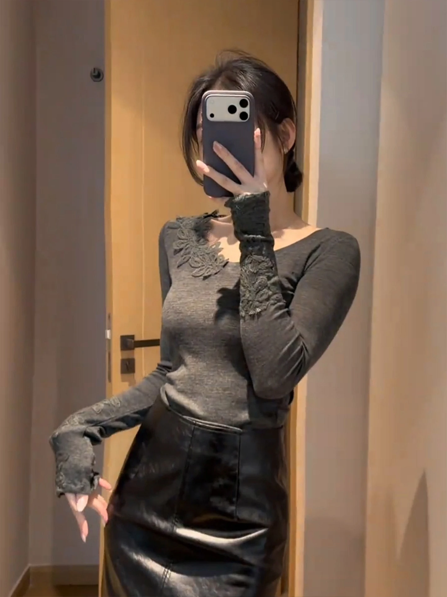 Miękki sweter z dekoltem w serek, zdobiony kwiatami, dopasowany, bazowy, damski, jesienno-zimowy, modny, dzianinowy top, wyszczuplający, z kwiatowym wzorem...