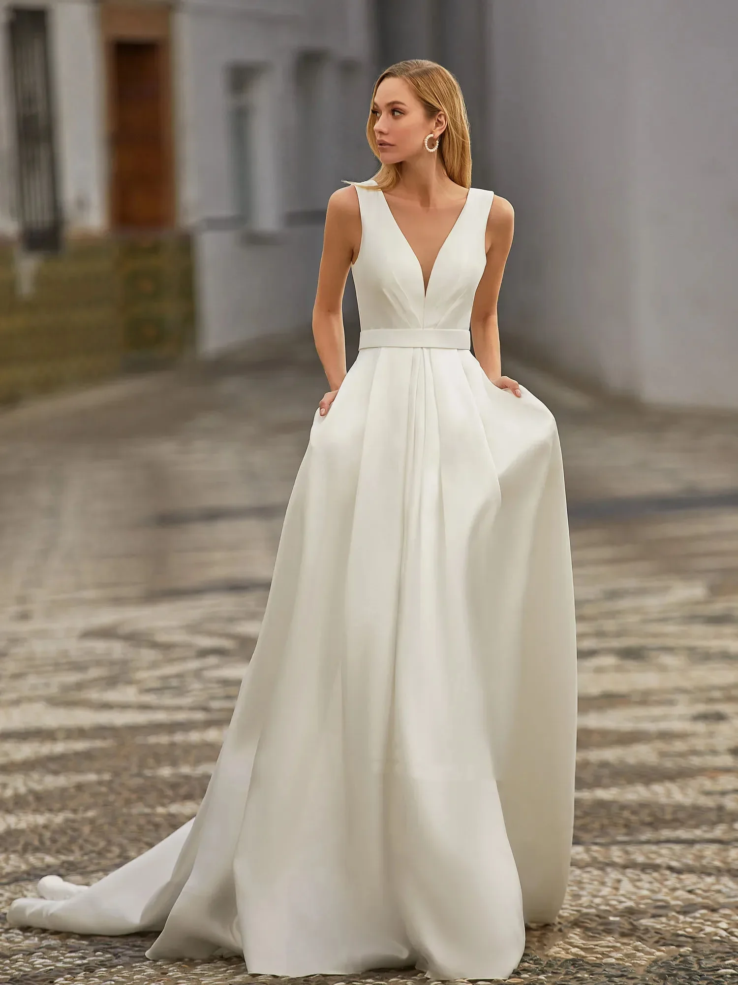 Flavinke Maßgeschneiderte Vestido de Novia Brautkleider mit V-Ausschnitt, ärmellos, Falten, Satin, Sweep-Zug, langes Brautkleid