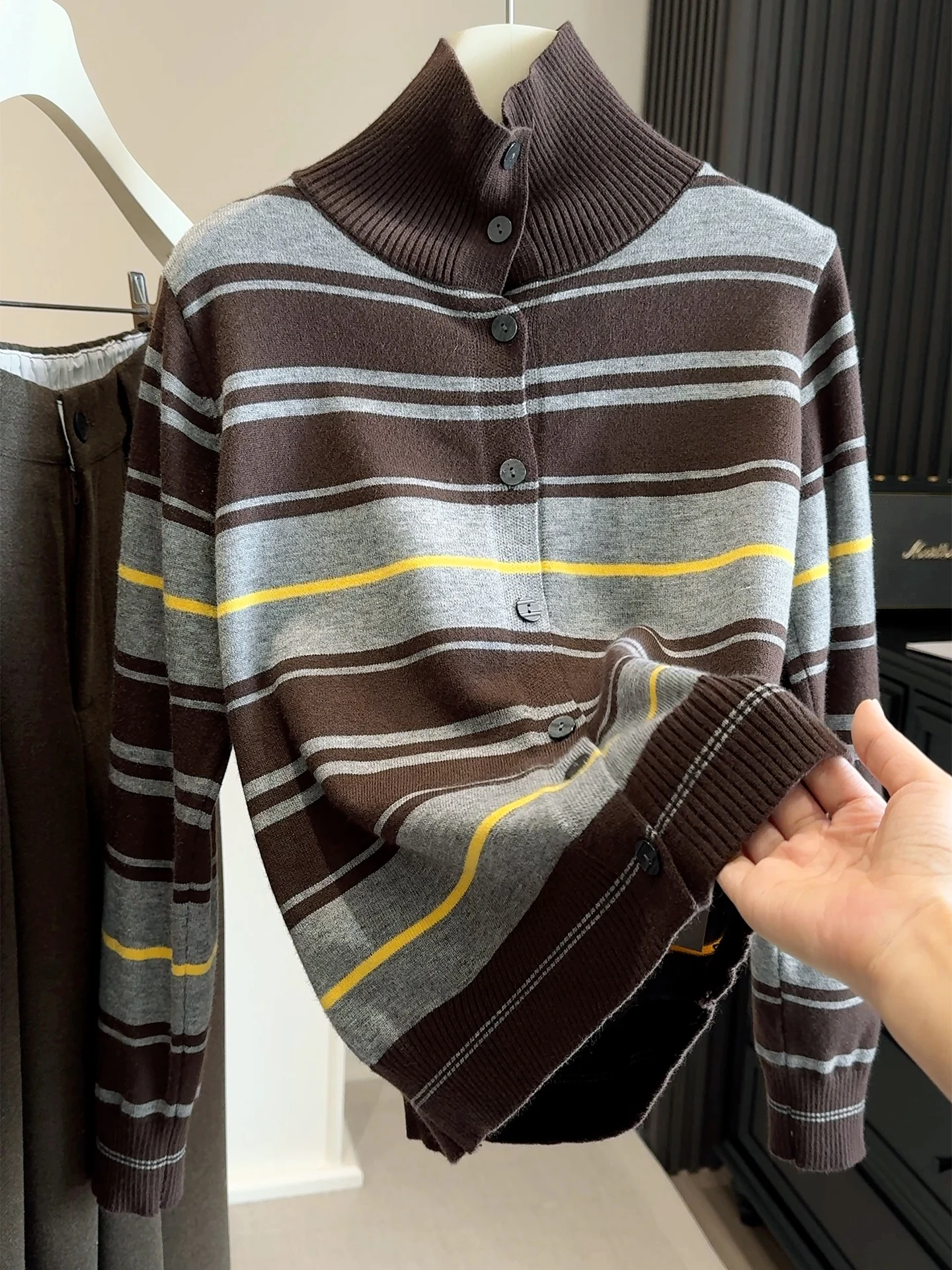 เสื้อคาร์ดิแกนถักลายทางตัดสีคอเต่าสำหรับผู้หญิง สไตล์เกาหลี แฟชั่นติดกระดุมแถวเดียว เนื้อผ้านุ่ม สไตล์วินเทจ