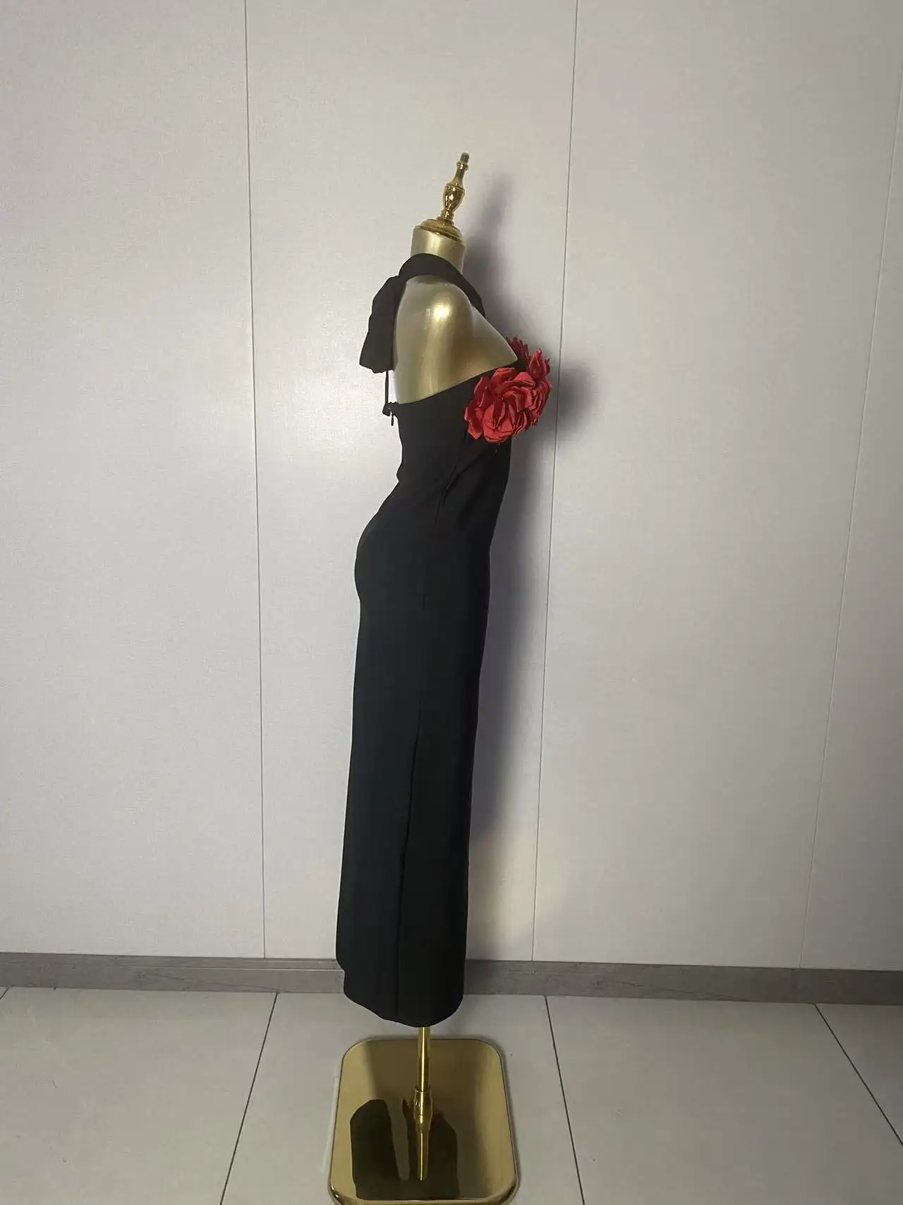 ชุดเดรสทรงบอดี้คอนสีดำประดับดอกไม้ 3 มิติ แบบผูกคอ สไตล์หรูหราสำหรับผู้หญิง ปี 2025 เหมาะสำหรับงานเลี้ยงกลางคืน งานปาร์ตี้วันเกิดสุดหรู