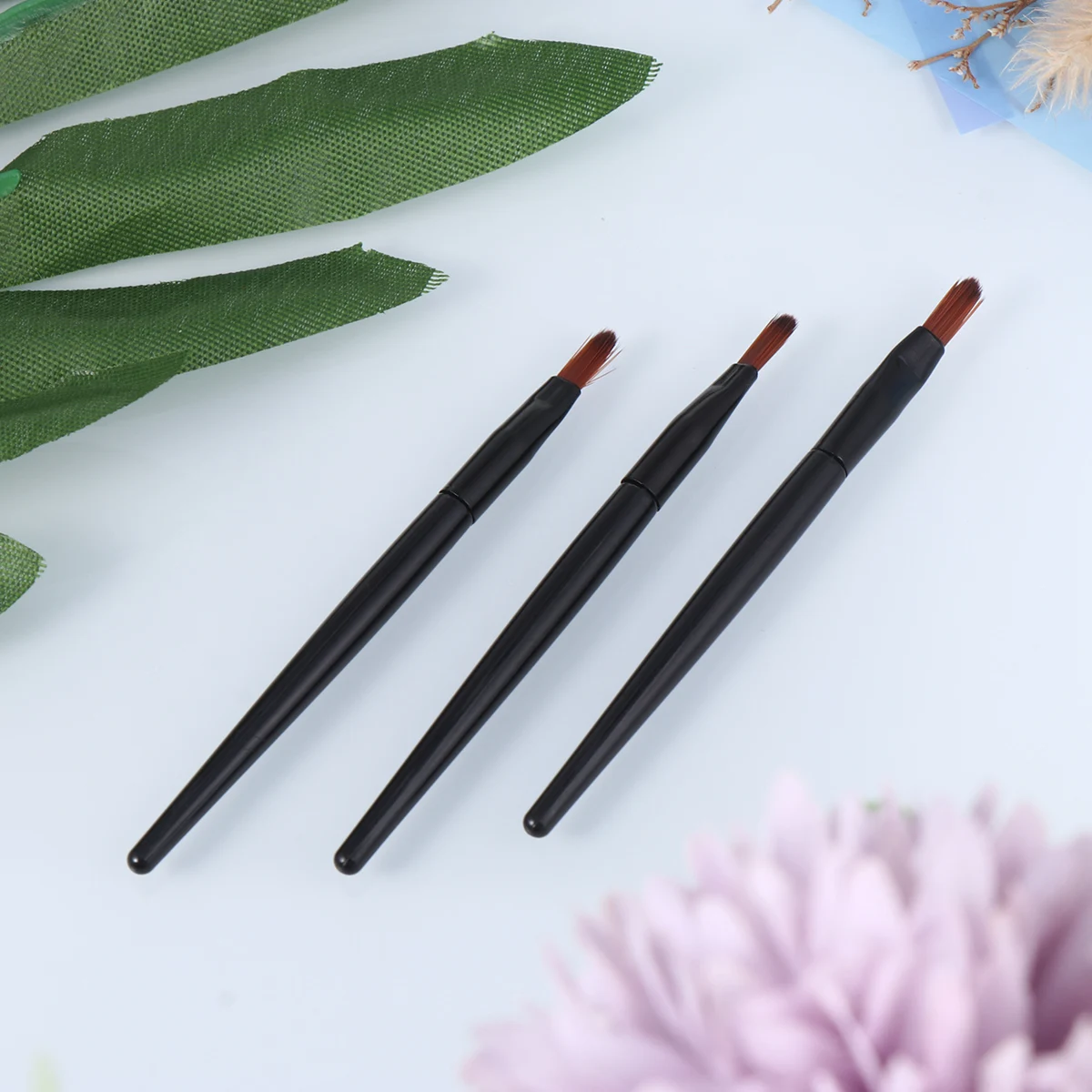 

50pcs Lip Brush Disposable Beauty Tool Lightweight Ergonomic Handle Travel Lipstick Gloss Concealer Eyeshadow Safe Hygienic
