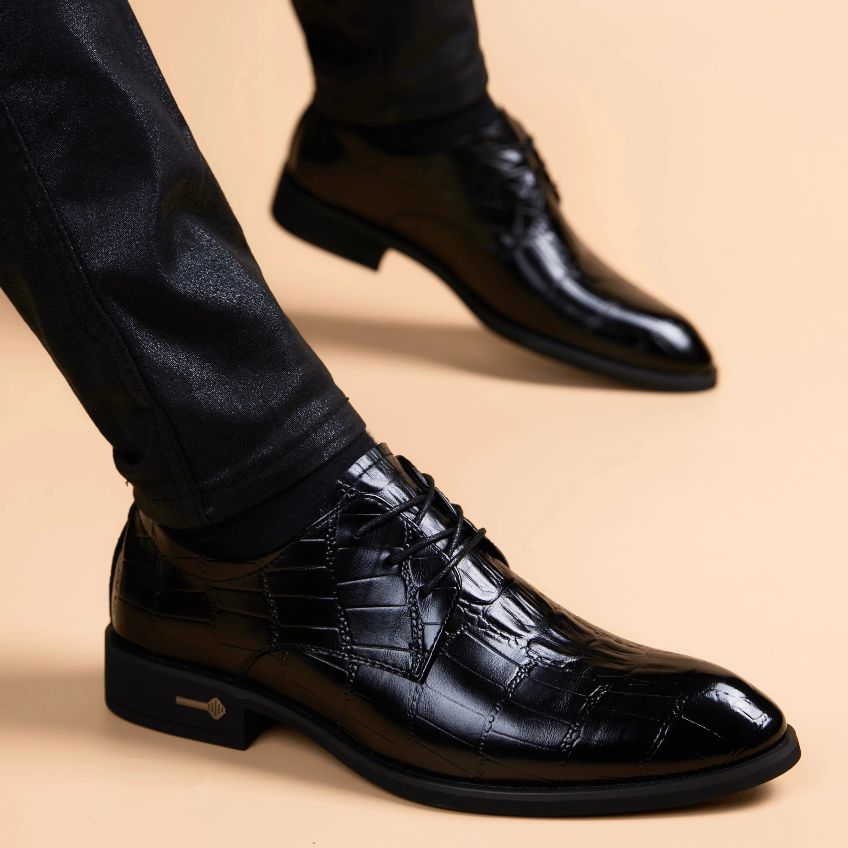 

Genuine Leather Men's Business Shoes Soft Bottom Casual Wedding Footwear Crocodile Pattern Pointed Toe British Style Increase...