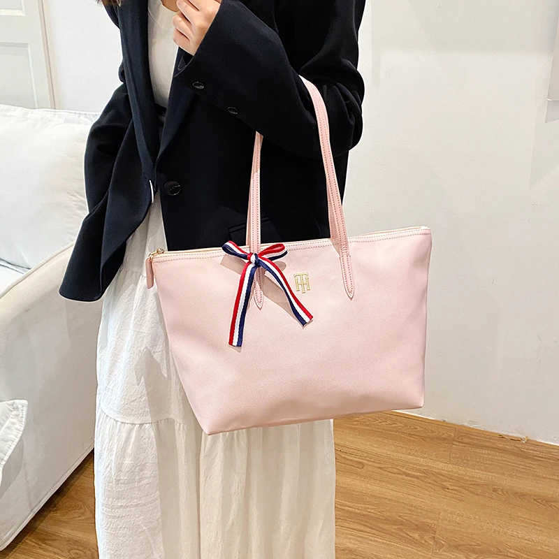 حقيبة نسائية مع أجهزة متينة من جلد الغزال الصناعي الناعم بتصميم عتيق مع سحاب مقاوم للتآكل