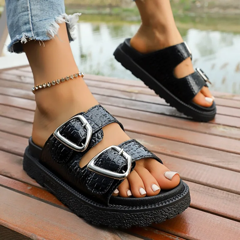 شباشب منصة نسائية 2025 أحذية صيفية جديدة على طراز فاسق صنادل عصرية ذات نعل سميك أحذية نسائية مسطحة غير رسمية شباشب #5