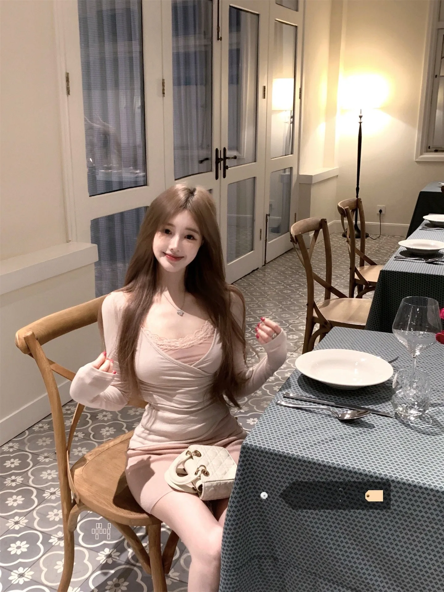 

Женский комплект из двух предметов: футболка с длинным рукавом и кружевными вставками, облегающая юбка, контрастный дизайн с бретелями, весенняя коллекция Pure Desire