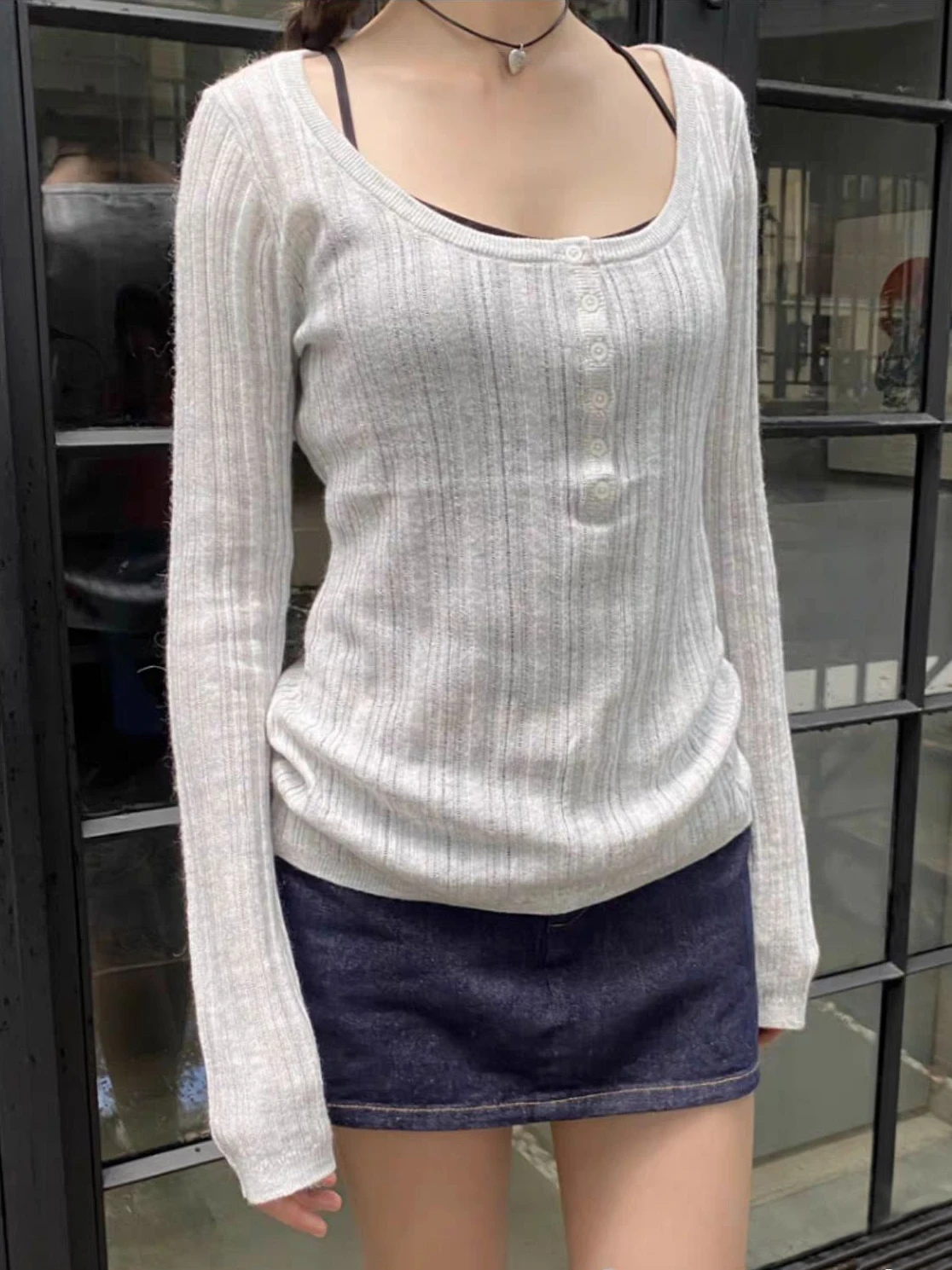 

Вязаная футболка с длинными рукавами и шестью пуговицами, женская осенняя тонкая футболка с круглым вырезом, женские серые простые универсальные милые трикотажные изделия