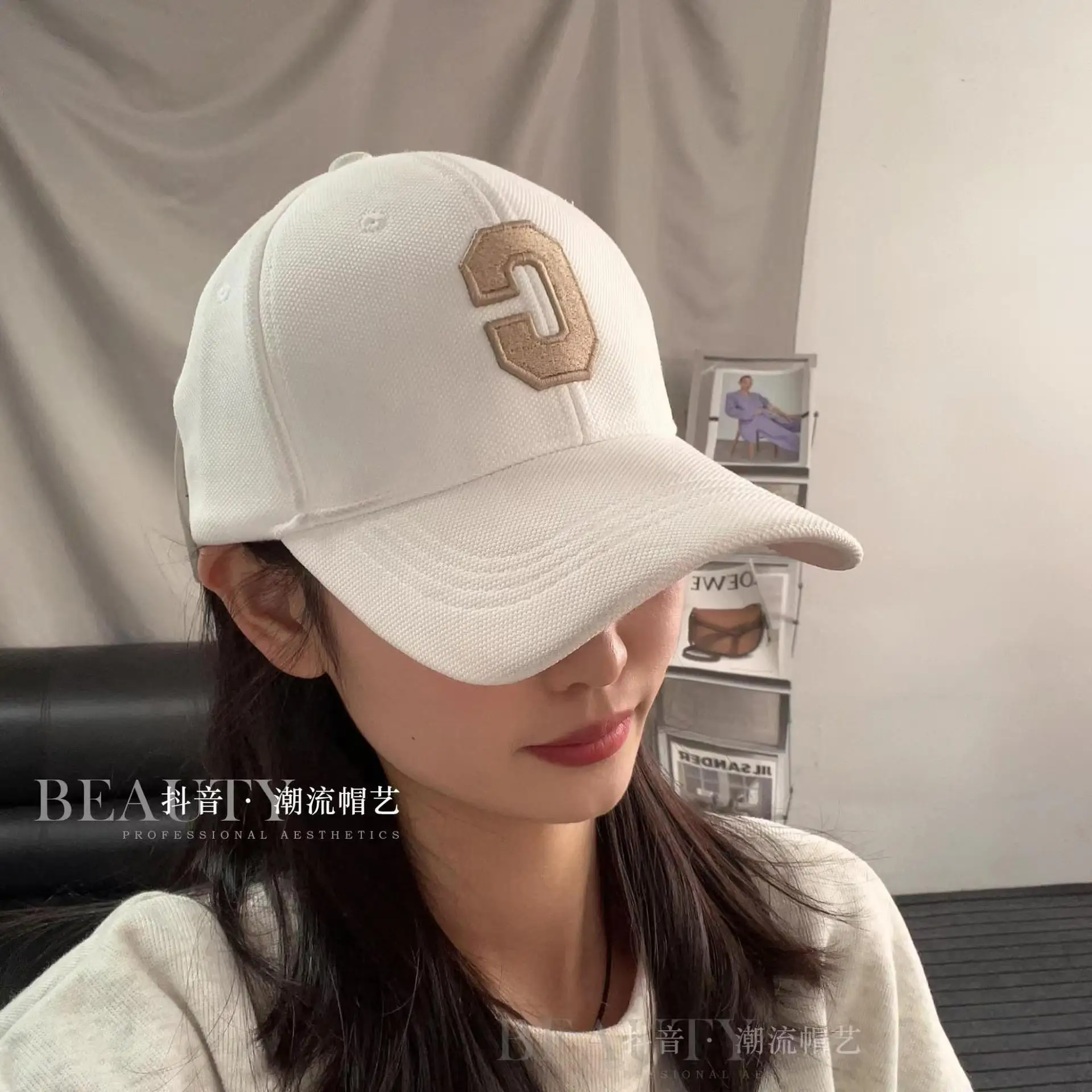 

New type of baseball cap with the letter "C", a simple, fashionable and multi-functional letter student flat tongue cap for spri