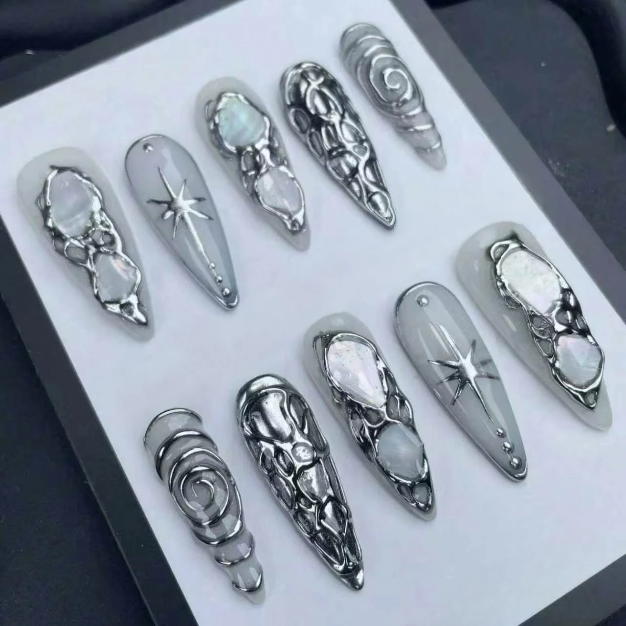 10 Stück handgepresste mandelförmige Nägel, schöne künstliche Nägel, Halloween Silber Cool Girl, geeignet für Frauen. – Detail 2